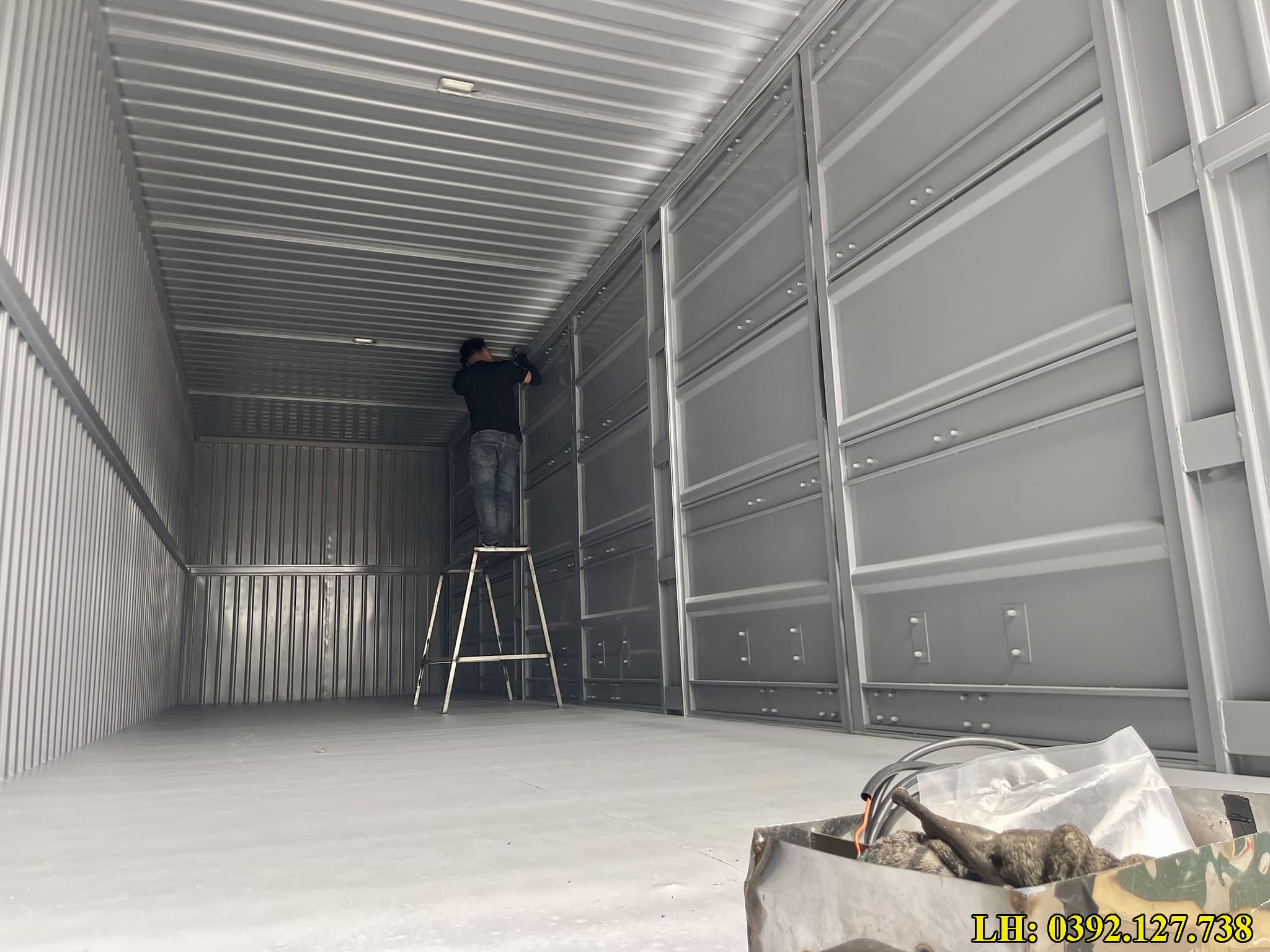 Lòng thùng bên trong của xe tải FAW 8 tấn thùng kín
