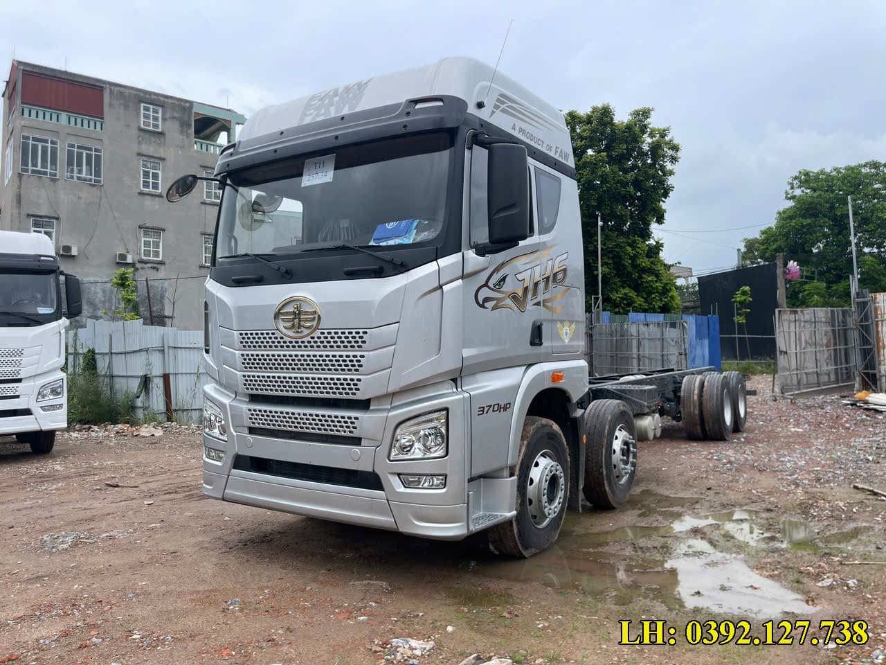xe tải faw 4 chân màu bạc
